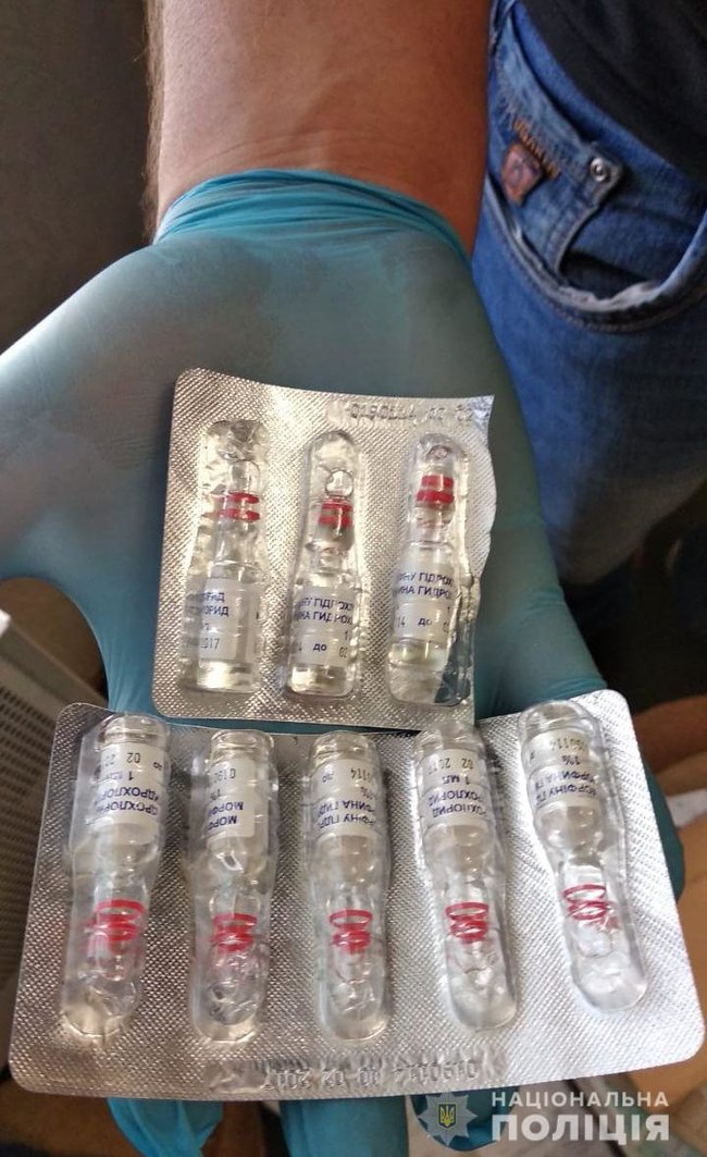 Поліція штурмувала будинок подружжя-наркоділків на Миколаївщині 07