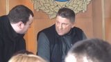 Главу Броварської райради закидали тухлими яйцями. ВIДЕО