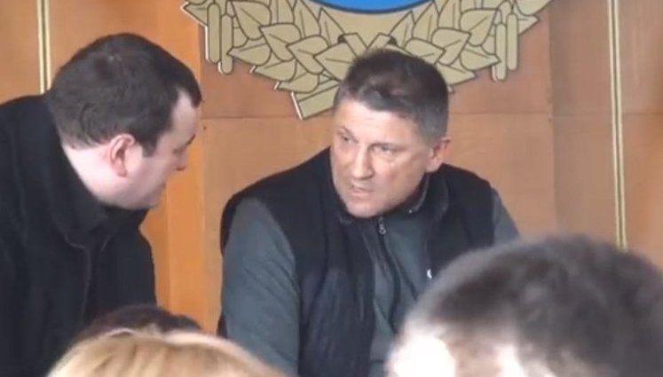Главу Броварского райсовета забросали тухлыми яйцами. ВИДЕО