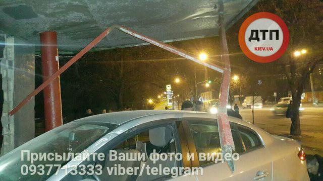 Легковушка в Киеве влетела в остановку 04