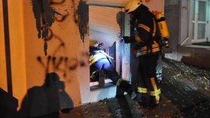 Невідомі розбили вікна і кинули димову шашку в офіс Медведчука. ВІДЕО+ФОТОрепортаж