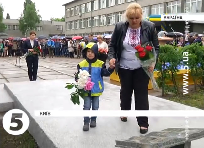 Убийца сына раздает интервью Гордону, сыт и доволен, а своего Юры я уже никогда не увижу, - мама убитого по приказу Гиркина 19-летнего студента КПИ Юрия Поправки 03