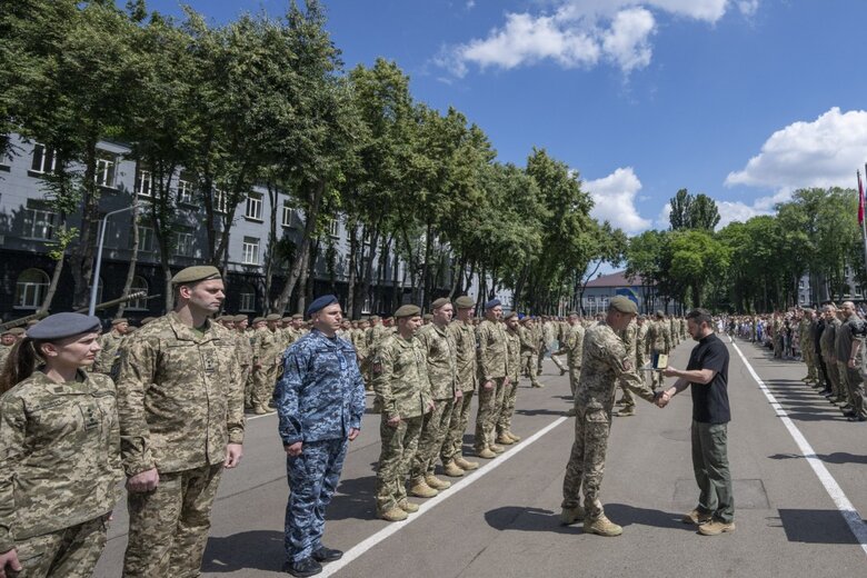 Зеленський вручив дипломи в Національному університеті оборони