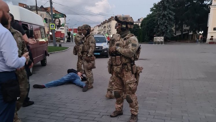 Геращенко пояснив, чому спецпризначенці на БТР почали штурм після того, як луцький терорист Кривош здався: У нього під одягом могла бути інша зброя. ВIДЕО