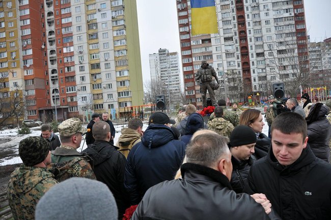 Учасники АТО та мешканці Києва поклали на Троєщині квіти до памятника Воїну-добровольцю 02