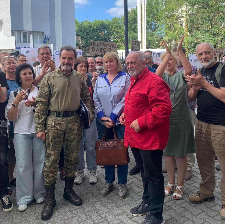 В СІЗО без жодних пояснень. Як правоохоронці та судді розслідують справи проти волонтерів 02