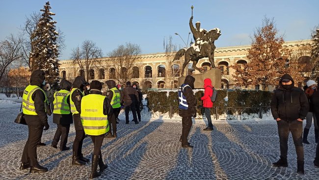 У Києві спробували провести акцію протесту проти насильства з боку правих екстремістів: мітингувальників затримала поліція за порушення локдауну 15