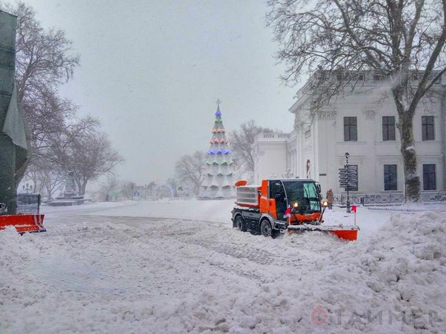 Одесу завалив сильний снігопад: рух у місті паралізовано 11