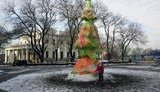 В Одессе установили веселенькую елочку. ФОТО