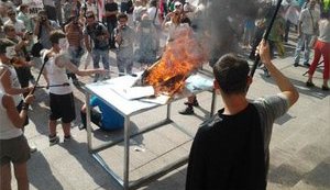 У стен Киевсовета пылают костры. ФОТО