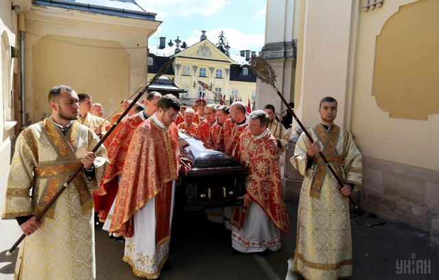 Прощання з Гузаром: 10 тис. осіб взяли участь у скорботному ході у Львові 10