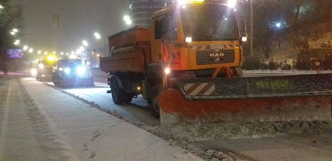 Киевавтодор настоятельно рекомендует водителям не выезжать на собственных автомобилях: коммунальщики борются с последствиями непогоды 03