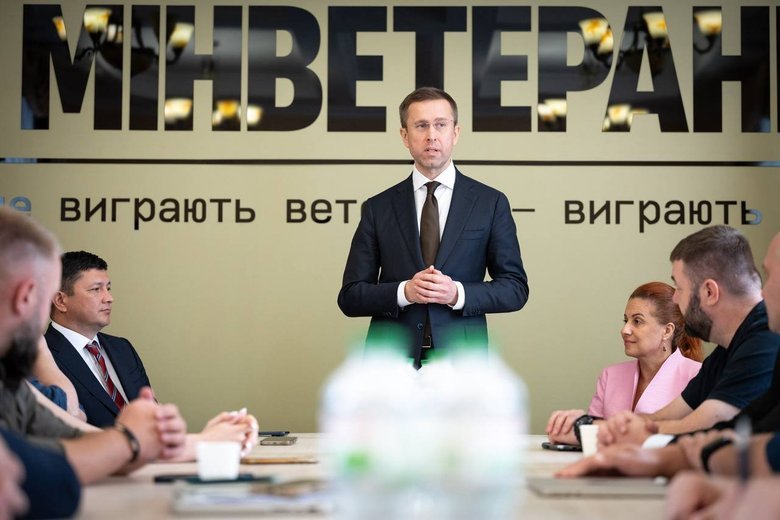 Корецький представив Кіма колективу Мінветеранів