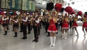 Пассажиров в аэропорту Львова в честь дня города встречали с оркестром. ФОТОрепортаж