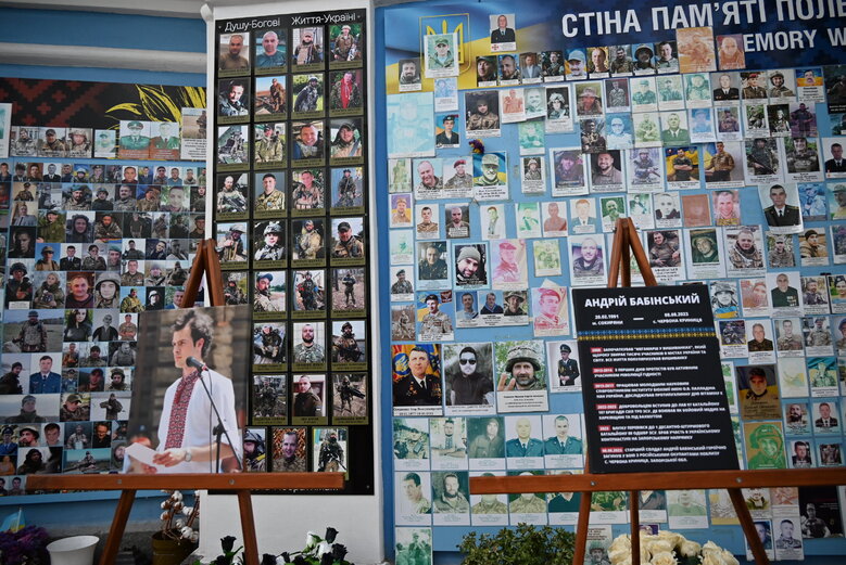 У Києві вшанували пам’ять Андрія Бабінського - воїна 80-ої ОДШБр та засновника Мегамаршу у вишиванках 21
