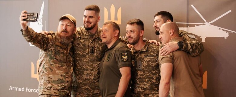 Сирський і польові командири на засіданні робочої групи з питань безпілотних систем