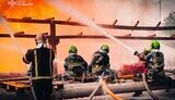 Сотні рятувальників вже півтори доби гасять пожежу після удару РФ по Київщині