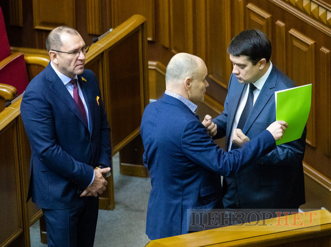 Вітальний поцілунок Стефанчука і Третьякової, замислена Тимошенко і розпростерті обійми Федини для Вятровича, - робота ВР 3 грудня 01