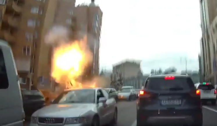 Опубліковано відео моменту вибуху автомобіля з Тимуром Махаурі в центрі Києва. ВІДЕО