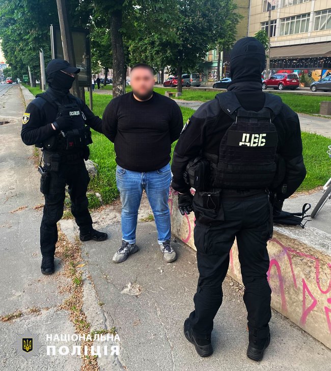 Сотрудник полиции, вымогавший взятки за непривлечение к ответственности за мелкие правонарушения, задержан в Киеве 01