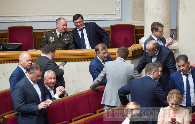Зеленский с булавой, отвернувшийся Порошенко, Савченко в медалях, смеющиеся Луценко и Грицак, - инаугурация шестого Президента Украины Зеленского 14