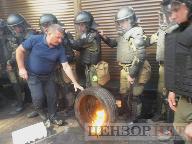 Під час мітингу під ГПУ проти екстрадиції в РФ Тумгоєва сталися сутички: мітингувальники бють вікна, їх у відповідь поливають водою зі шлангів 49