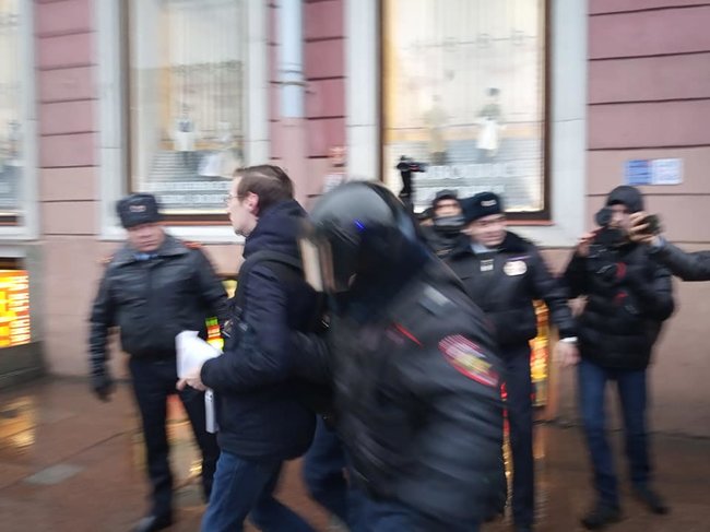 Ви знаєте повію, що 20 років пропрацювала в одному борделі? - акції протесту проти безстрокового перебування Путіна при владі відбулися в РФ 05