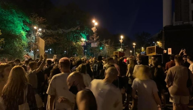 Протестуючі проти закриття дискотек влаштували танці під Кабміном 09