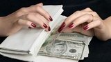 Себе видавала за прокурора, чоловіка - за співробітника СБУ: шахрайка ошукала киян на 4 млн гривень, - прокуратура