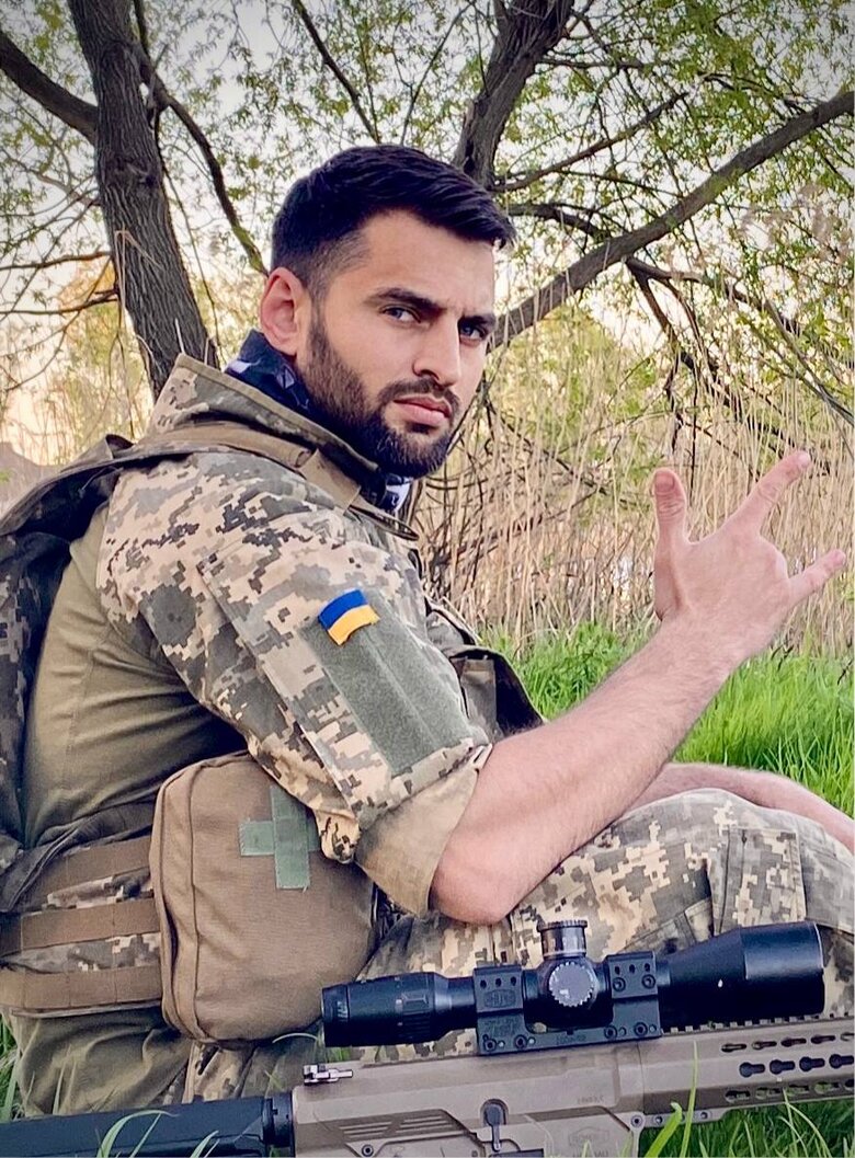 Позивний Армані: Ми у Бахмуті бачили, як вночі діти гріються біля діжок з вогнищем та з батьками готують їжу. Там реально картина, як із якогось фільму жахів 06