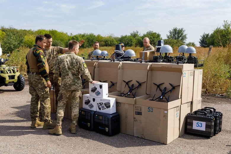Порошенко передав захисникам на Покровському напрямку FPV-дрони, РЕБ та авто