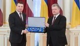 Порошенко наградил президента Латвии Вейониса орденом Ярослава Мудрого I степени. ФОТО