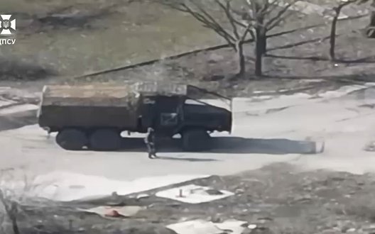 Прикордонники дронами вистежили та уразили склад із технікою окупантів на Півдні. ВIДЕО