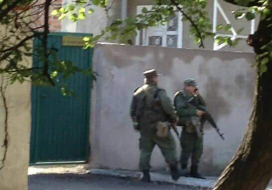 Луганські терористи влаштували погром у молитовному домі баптистів окупованої Брянки 01