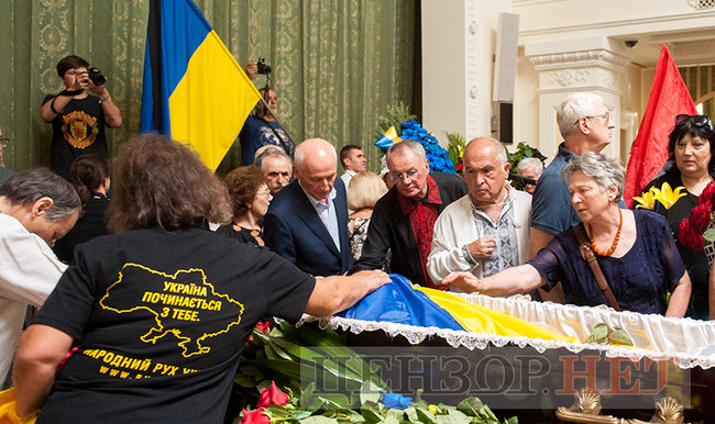С Героем Украины Левком Лукьяненко прощаются в Киеве 07