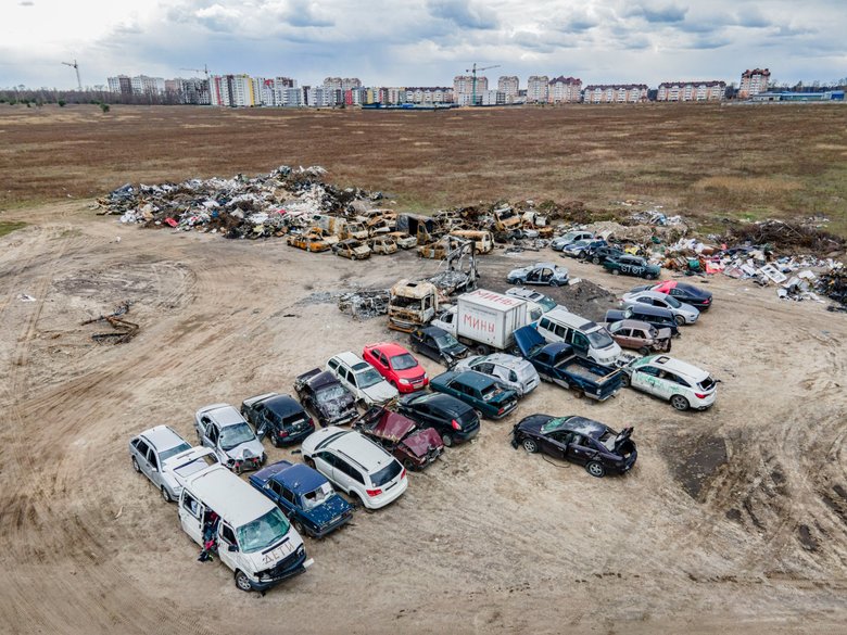 Кладовище розстріляних автомобілів цивільних в Бучі 03