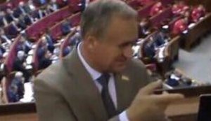 "Регионал" Сухой пробрался в ложу парламентских журналистов: "Посвідчення вам показати? Скільки грошей? Шо зробити, шоб картінка була?". ВИДЕО