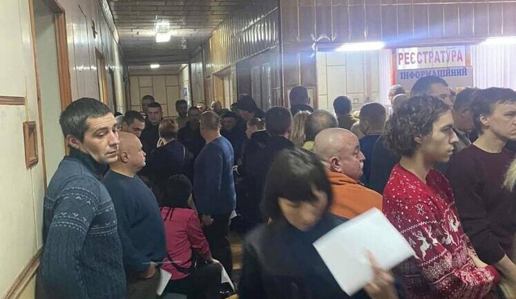 Massive attack on Kherson: giant queues at blood donation centers. PHOTOS