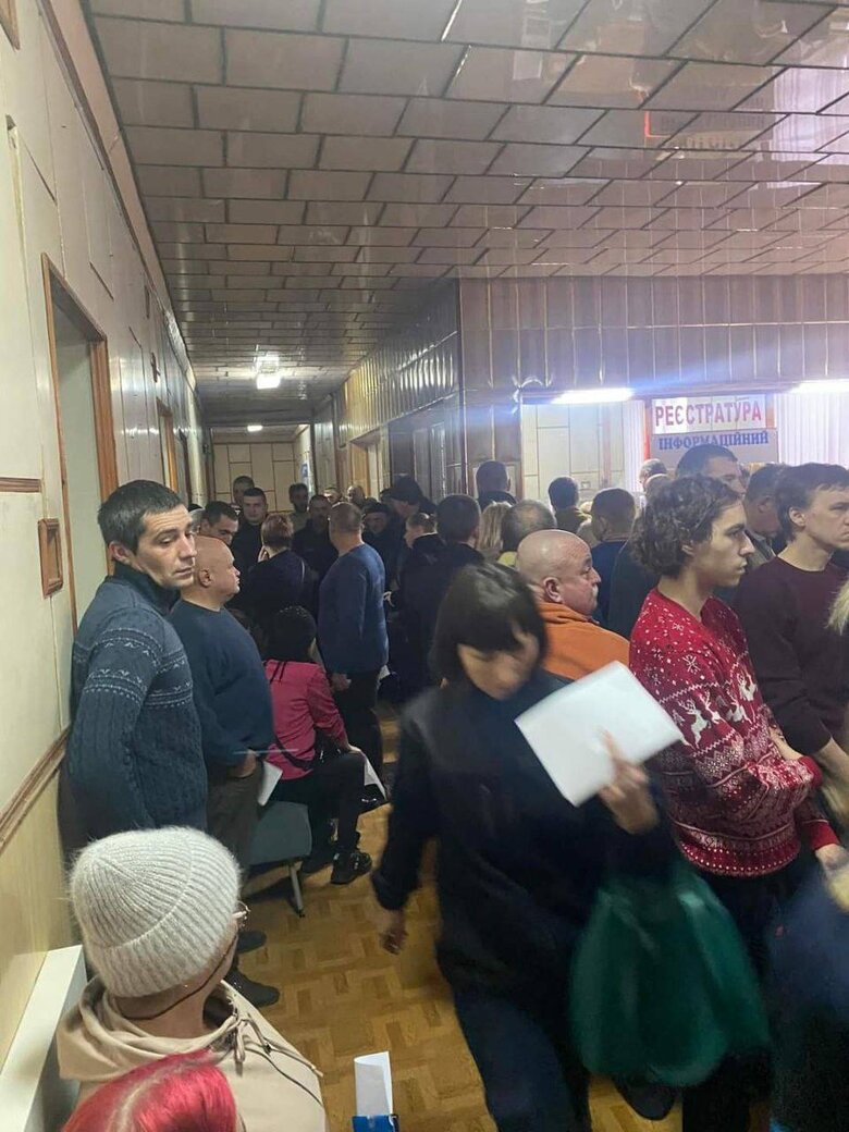Massive attack on Kherson: giant queues at blood donation centers 01