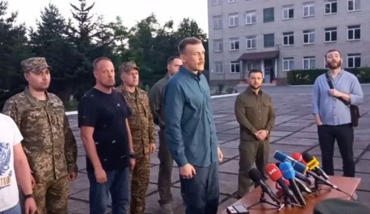 Ми продовжимо боротьбу і обов’язково своє слово скажемо в бою, - визволений з полону командир "Азову" Прокопенко. ВIДЕО