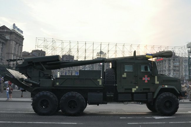 Від Точки-У до Джавелінів: вражаючі кадри 250 одиниць бойової техніки на Хрещатику 36