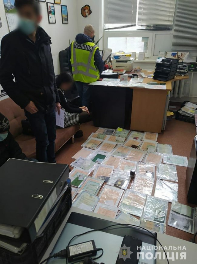 Полиция разоблачила схему незаконной легализации иностранцев на территории Украины: среди организаторов экс-сотрудник Миграционной службы 03