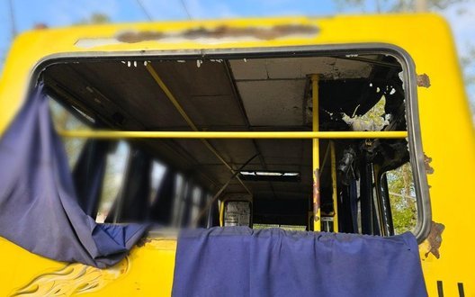 РФ атакувала маршрутку в Херсоні: є загиблі та поранені. ФОТОрепортаж