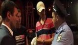"У нас методы свои. Не поможет никто", - на столичном вокзале преступники орудуют под прикрытием милиции. ВИДЕО