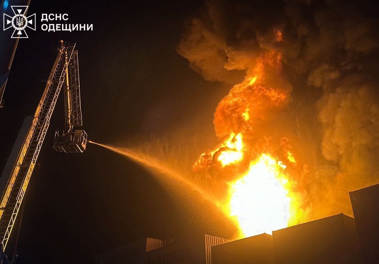 Атака шахедів на Одещину: масштабні пожежі