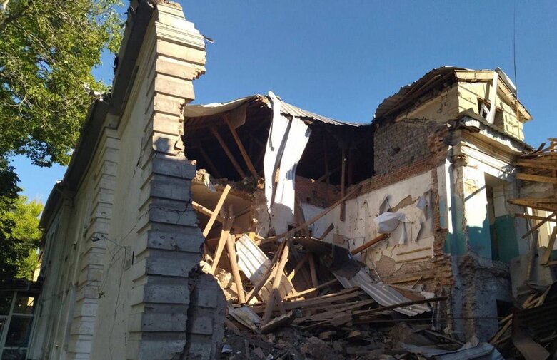 Наслідки обстрілу сільської школи у Синельниківському районі Дніпропетровщини 03