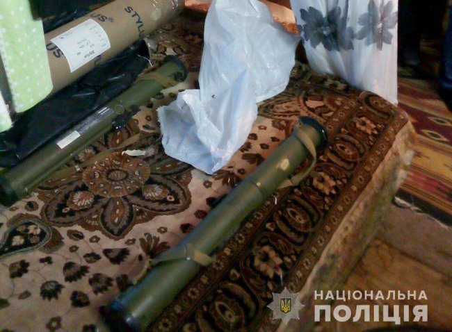 52-летняя женщина продавала гранаты в подземном переходе в Днепре, - полиция 02