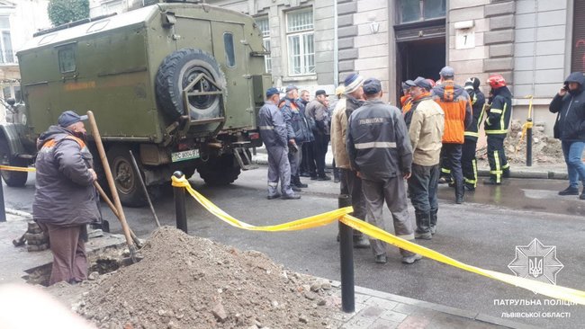 Посреди улицы во Львове из-под земли вырвался огонь 03