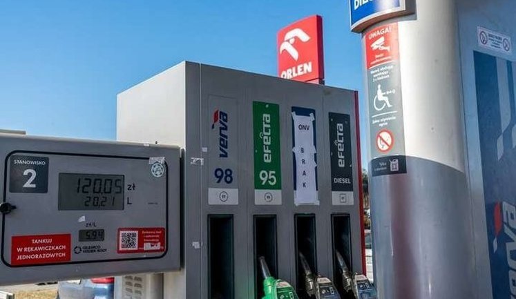 Реакція на глобальну нафтову кризу: у Польщі запроваджують граничні ціни на пальне