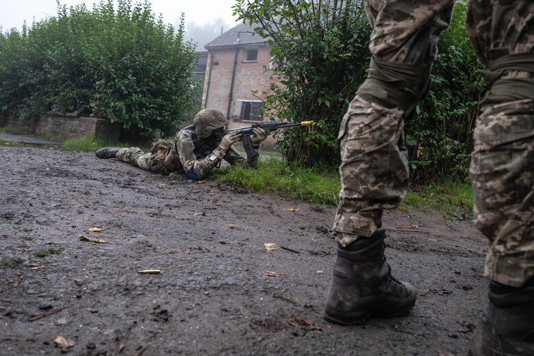 Для тренировки украинских военных в Британии создали полигон из настоящего села 08